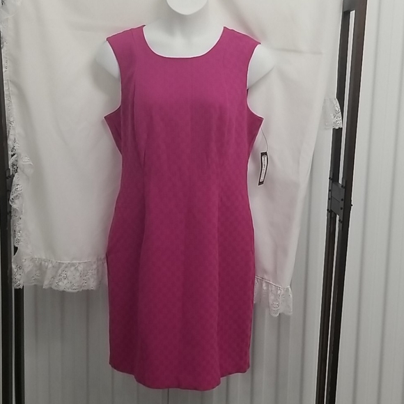 Worthington Dresses & Skirts - Worthington Fuchsia shell dress